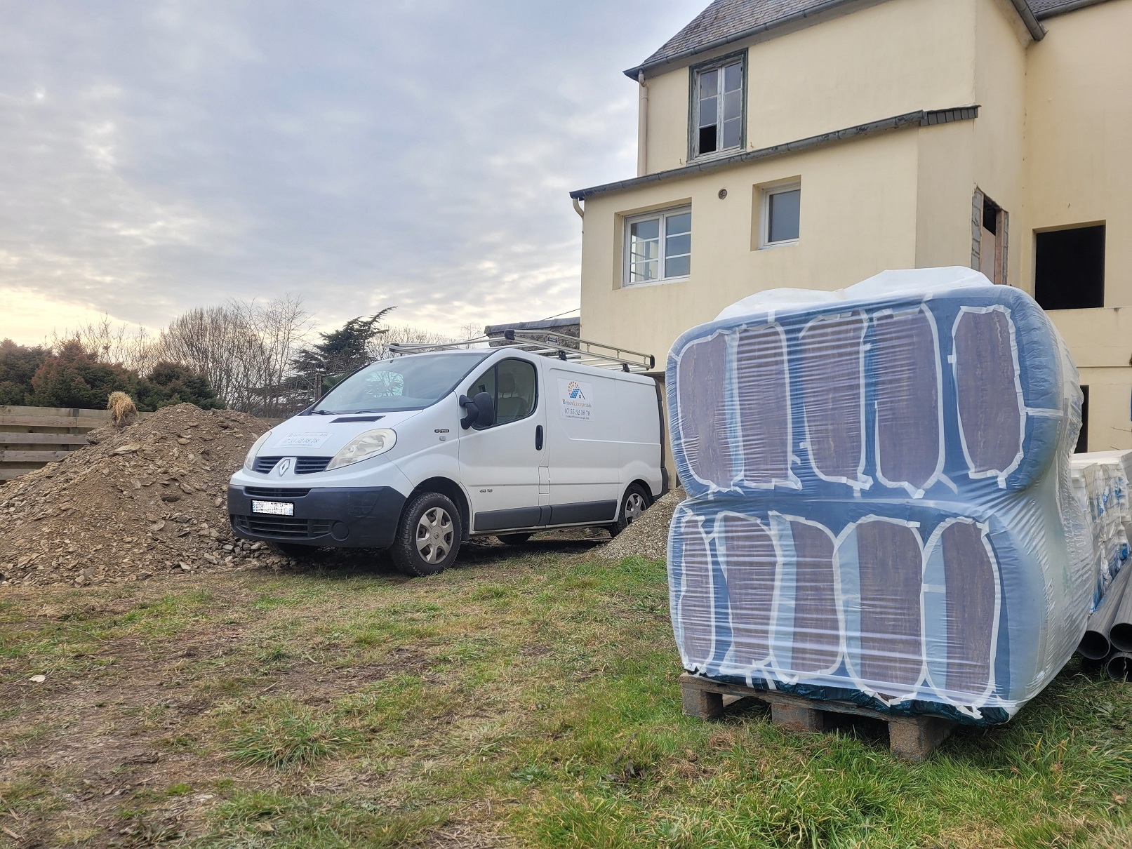 Fourgon de l'entreprise sur un chantier de rénovation énergétique